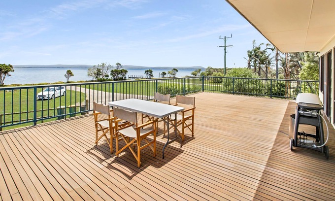 Raymond Island Cottage | Situated overlooking the beautiful Lake King