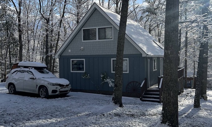 Bergton House | Six Acre Mountain Chalet w/She-Shed by ski resort