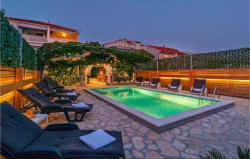 Kamen House | Six-Bedroom Holiday Home In Zrnovnica