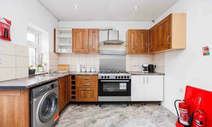 East Ham South House | Six Bedroom House Shortlets express
