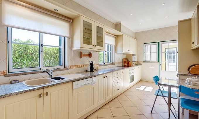 Vale de Seixos Villa | Six Palms Villa - Spacious villa with outdoor and indoor pools and gardens