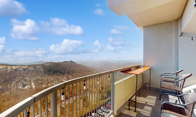 Sugar Mountain Condo | Sixth-Floor Condo w/a Shared Hot Tub, Pool, Free WiFi, & an Electric Fireplace