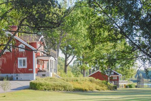 Flen Municipality Hostel | Sjönära boende med tennis- och fotbollsplan