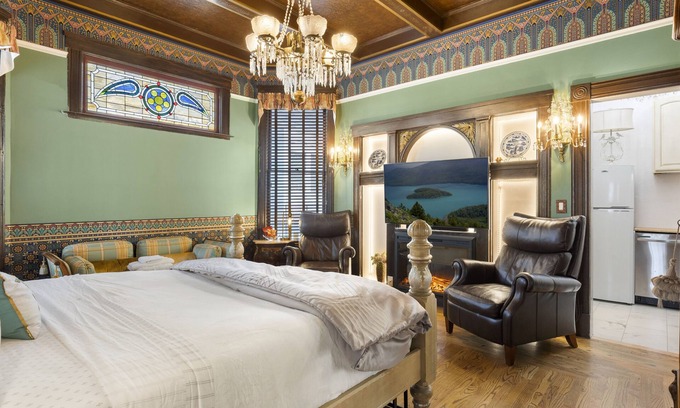 San Jose House | SJ Landmark The Hensley House Master Suite with Bathtub Unit 1