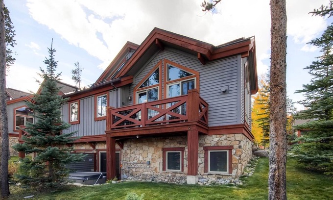 Four O'Clock House | Ski-in 3BR Saddlewood townhome at Snowflake Lift w/hot tub and mtn views