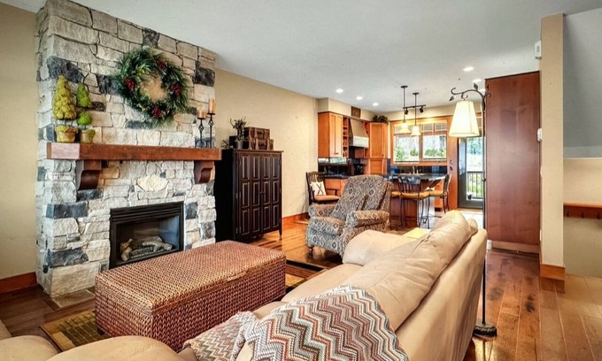 Big White Ski Resort House | Ski in/out!4 bdrms,Blacksmith Lodge,views,heated garage,internet,8 pers hot tub