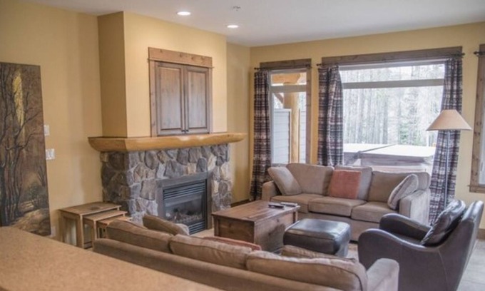 East Kootenay Condo | Ski In/Out! Gorgeous Loft Condo with Mountain Views, Sleeps 10