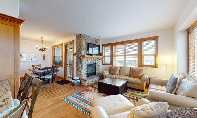 Big White Ski Resort House | Ski-in/out townhome with private mountain-view hot tub - walk to village