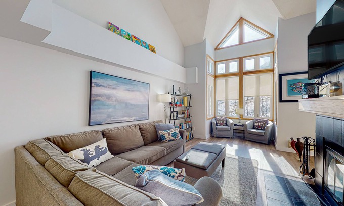 The Blue Mountains House | Ski-in/out townhome with deck, grill, fireplace, central AC & washer/dryer