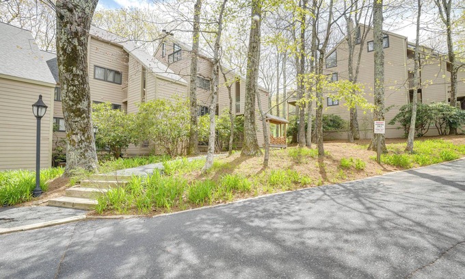 Wintergreen Condo | Ski-In/Ski-Out Wintergreen Resort Condo + Hot Tub!