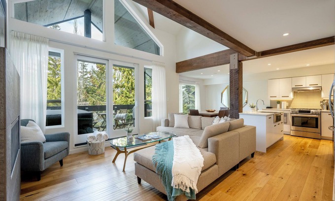Whistler Village House | Ski In/Ski Out Access | Luxury 3.5BR | Media Room | Hot Tub | Garage | Managed By Aloha Whistler