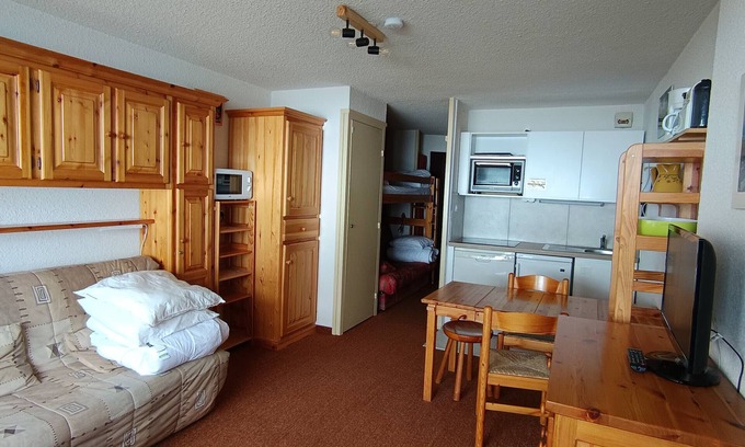 Montgenevre Apartment | Ski-In/Ski-Out Apartment in Montgenèvre – Sleeps 4, Balcony, Parking