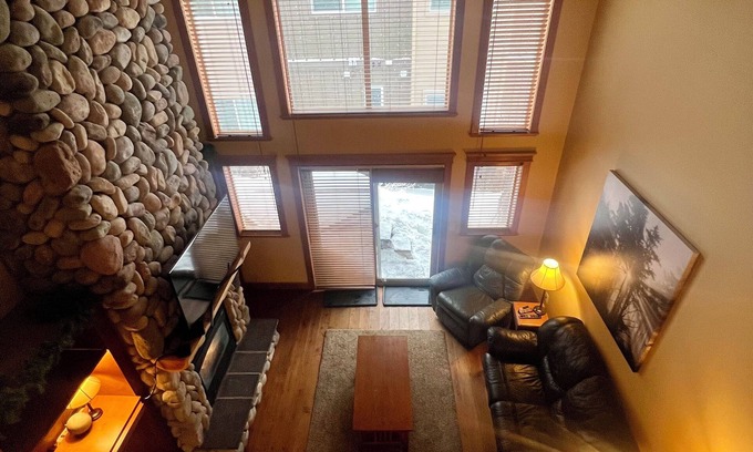Big White Ski Resort House | SKI in SKI OUT Cosy but Spacious Townhouse in TreeTops with private hot tub