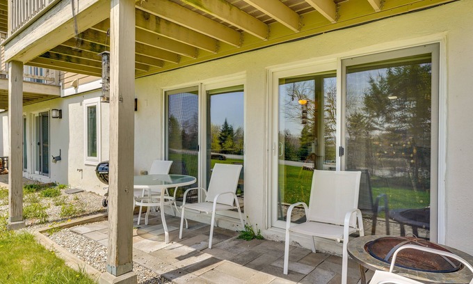 Bromley Mountain Condo | Ski-in/Ski-Out Peru Condo w/Fire Pit & Grill!