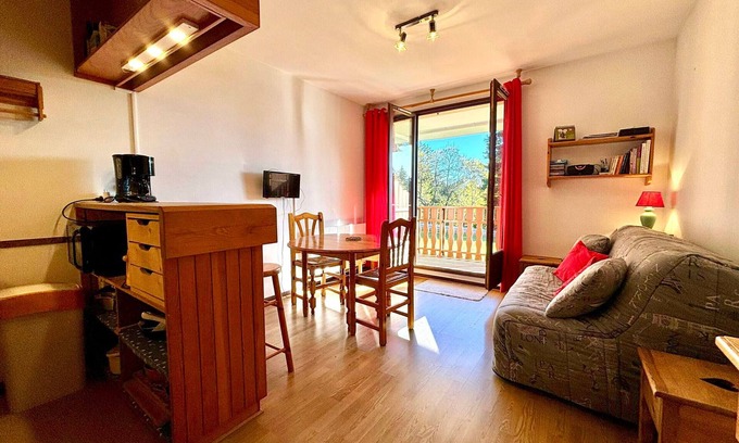 Montcel Apartment | Ski-in studio with balcony, pets allowed