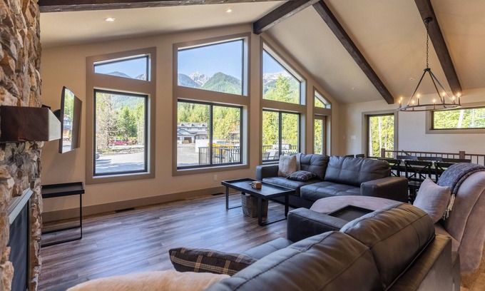 East Kootenay House | Ski In to your Private Hot Tub. Foosball Table.