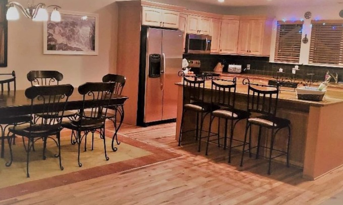 Cottonwood Heights House | Ski Retreat, Huge Kitchen, Hot Tub, Boot Dryer, Outdoor Grill