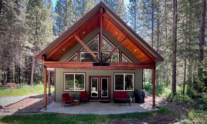 Mazama House | Skiers, Cyclists, Runners! Newly-Built 3 Bedroom House on the MVSTA Trail!