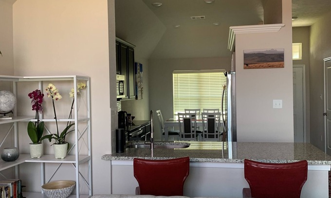 College Station House | Skip the gameday/graduation gridlock