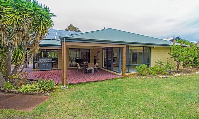 Dalyellup House | Sky Blue Retreat – Serene Family Getaway