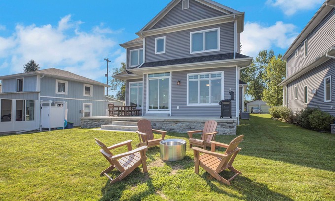 Brooklyn House | Skye Retreat : Your Cozy Autumn Retreat on Wamplers Lake