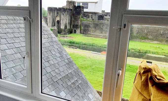 Caerphilly Apartment | Skyline apartment - 2 bedroom with castle views