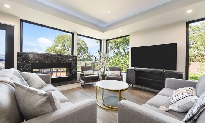Pittsburgh House | Skyline Haven:5BR/3.5BA + Garage Parking + Rooftop