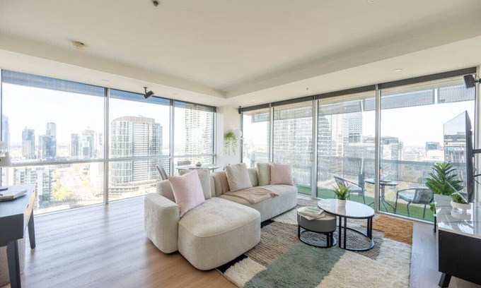 Melbourne Central Business District Apartment | Skyline, Stunning City Views