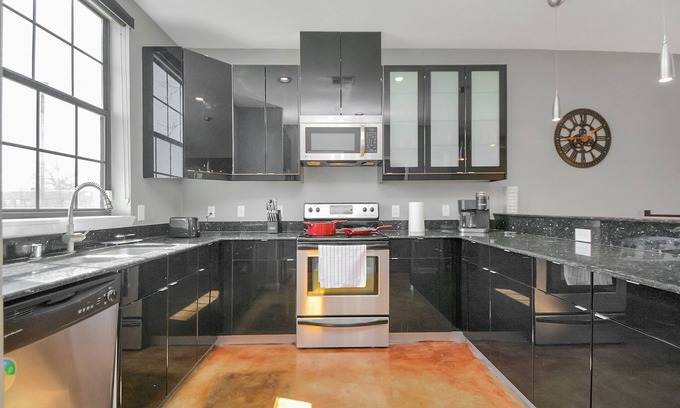 South Central Houston House | Skyline views! Roof Top ♛ King Bed Sleeps 8. Downtown ! Medical Center ! Astros