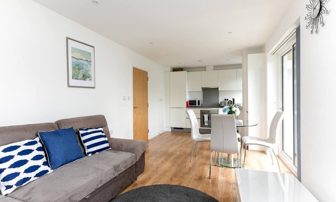 Grange Apartment | Skyvillion Tower Point Enfield 1bed W balcony
