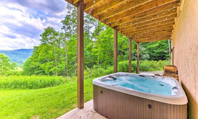 Slatyfork Farm House | Slaty Fork Escape with Mountain View and Hot Tub!