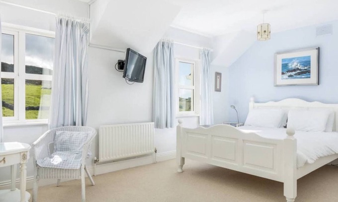 Lahinch House | Slaveen - 1km from Lahinch Beach, Stunning views of Lahinch - Walk to the Beach