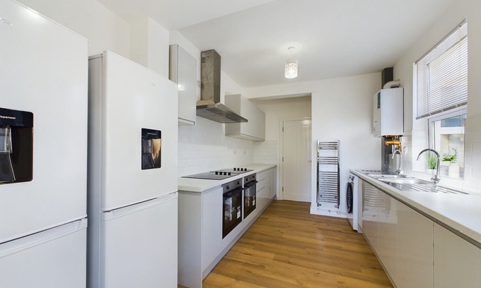 Easton House | Sleek 6-bed Townhouse with Garden
