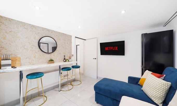 Castleford Apartment | Sleek and Stylish Yorkshire Gem - Sleeps 4