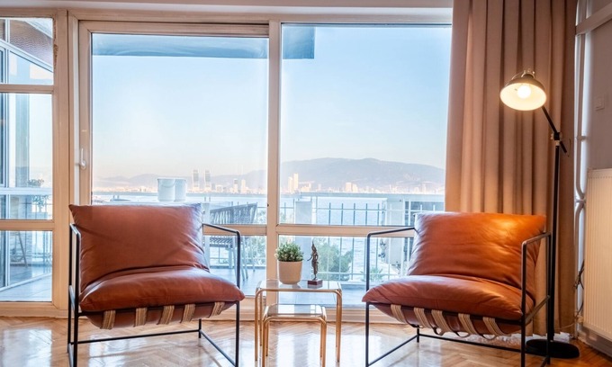 Karsiyaka Apartment | Sleek Flat with Sea View Balcony 2 min to Coast