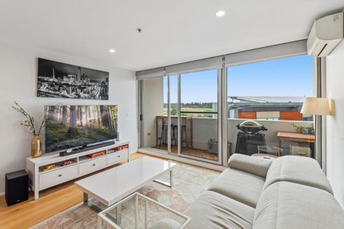 Kensington Apartment | Sleek Kensington 2-Bed with BBQ Area & Gym