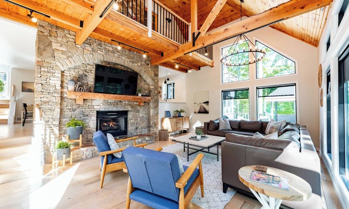 Mountainside House | Sleek Mountain Luxury Home w/Dock Slip & Fire Pit