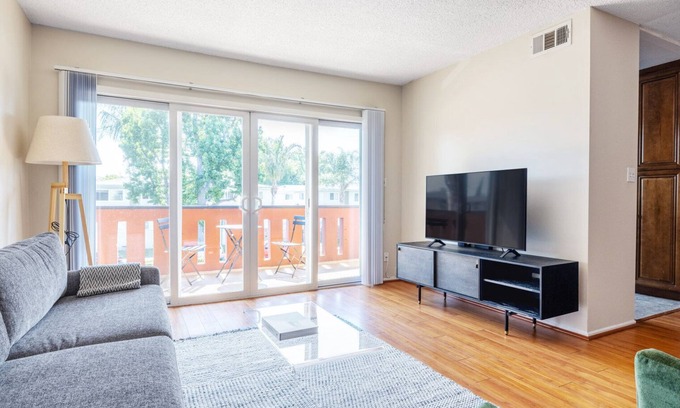 Sherman Oaks Apartment | Sleek Sherman Oaks 1BR w/Pool, Gym, Lounge, near TJ + WF, by Blueground