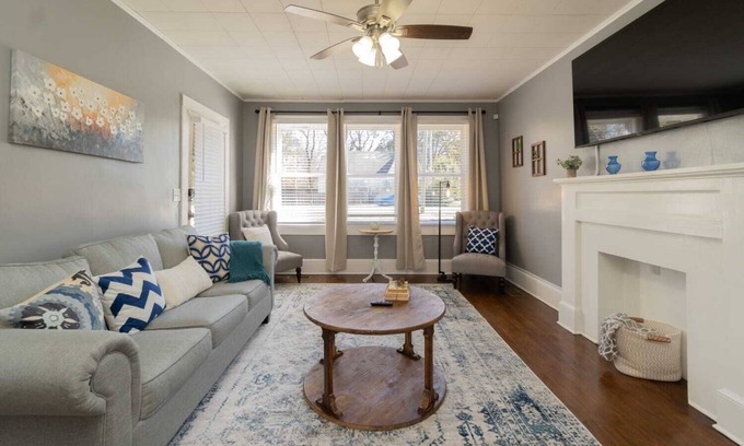 Montgomery Apartment | Sleek & Stylish Apt w/2 King Rooms - 10 Mins to DT!