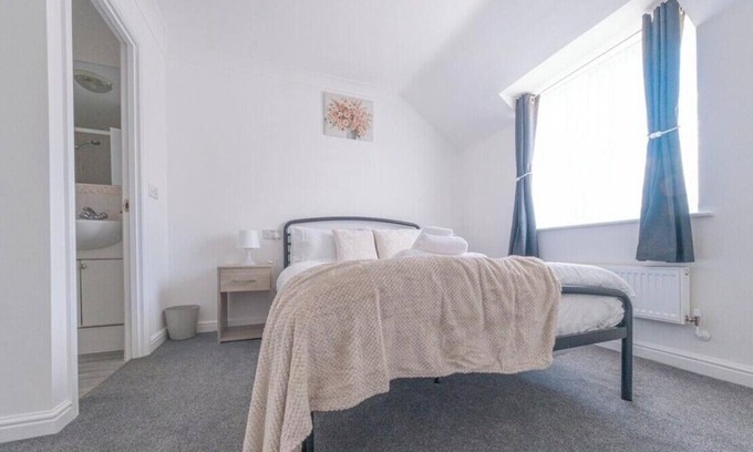 Corby House | Sleep5- FamilyFriendly- PrivateGarden- FreeParking