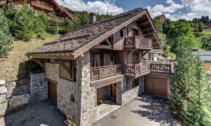 Meribel Ski Chalet | Sleeps 10 with Hot tub and spectacular mountain views
