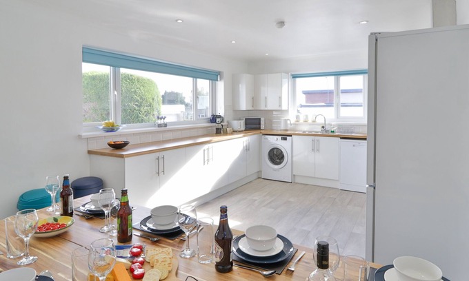 Trowbridge House | Sleeps 11, 2 Bath Bungalow - Parking & Free Wifi