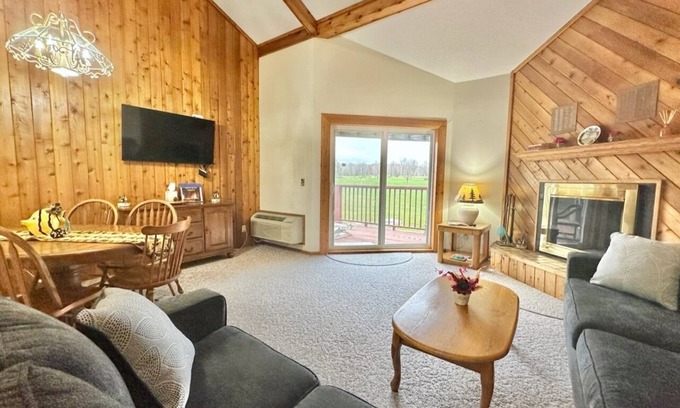 Hill City House | Sleeps 12. 3 Befroom w/loft better than any motel.