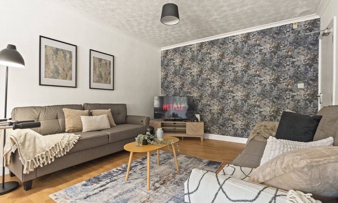 Watford House | Sleeps 12, Games Room, 6 Bedroom Group Getaway