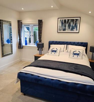 Fiddington House | Sleeps 12, Stunning, Dog Friendly, Hot Tub, Rural