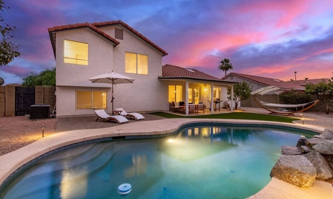 Mesa House | Sleeps 13 | 3 Showers | Heated Pool | Citrus Trees