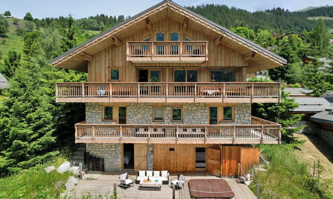 Meribel Ski Chalet | Sleeps 14 with a Hot tub and Sauna