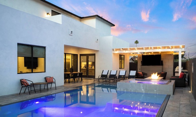 Southwest Village House | Sleeps 15/Walk to Old Town/Luxury Pool/Spa/Firepit