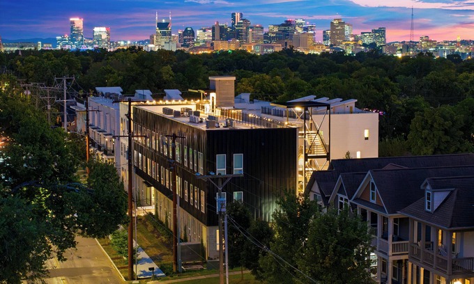 Cleveland Park House | Sleeps 16 | 2 Homes + Walk to Dining & Music | Lischey Loft & The Bloom House