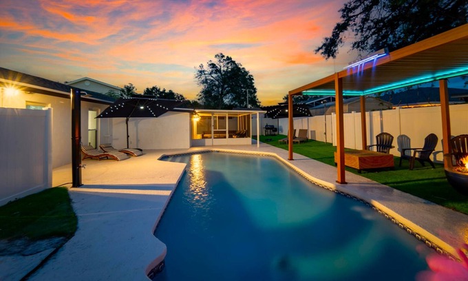 Egypt Lake-Leto House | Sleeps 17/Private Beach & Heated pool /mins to Downtown /Buccs /Bush Gardens/Zoo